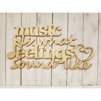 Music Is What Feelings Sound Like - Laser Holzschild Liebhaber Geschenk Kranz Zitat Satz Spruch Noten Violinschlüssel Song Sänger Musiker von ADORNaMENTSshop