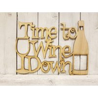 Time To Wine Down - Laser Holzschild Wanddekor Unvollendet Liebhaber Geschenk Kranz Zitat Satz Spruch Glasflasche Time To Wine Down - Laser Holzschild Wanddekor Unvollendet Liebhaber Geschenk Kranz Zitat Satz Spruch Glasflasche von ADORNaMENTSshop