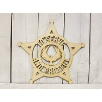 Zu Dienen Und Zu Schützen Polizist Abzeichen - Laser Holz Geschnitten Schild Dekor Geschenk Zitat Satz Spruch Cop Sheriff Star Chief Zu Dienen Und Zu Schützen Polizist Abzeichen - Laser Holz Geschnitten Schild Dekor Geschenk Zitat Satz Spruch Cop Sheriff Star Chief von ADORNaMENTSshop