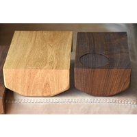 Couch Butler Aus Massivholz - Eiche Oder Nussbaum | Wasserfall-Optik Sofatablett Für Armlehne Handgefertigt & Individualisierbar Couch Butler Aus Massivholz - Eiche Oder Nussbaum | Wasserfall-Optik Sofatablett Für Armlehne Handgefertigt & Individualisierbar von ADlasertech