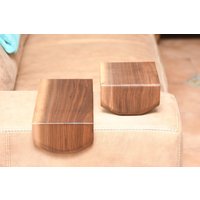 Couch Butler Aus Massivholz - Nussbaum Oder Eiche | Wasserfall-Optik Sofatablett Für Armlehne Handgefertigt & Individualisierbar von ADlasertech