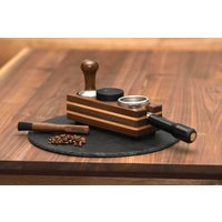 Luxury Walnut & Maple Tamper Station - Dual-Wood Espresso Organizer Für 58/50 Mm Portafilter + 62 Geschenk Barista Ästheten Luxury Walnut & Maple Tamper Station - Dual-Wood Espresso Organizer Für 58/50 Mm Portafilter + 62 Geschenk Barista Ästheten von ADlasertech
