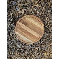 Schneidebrett Rund Aus Eichenholz 30 cm Mit Ledergriff, Pizzabrett, Küchenbrett Holz, Personalisiertes Geschenk von AEHolzdesign