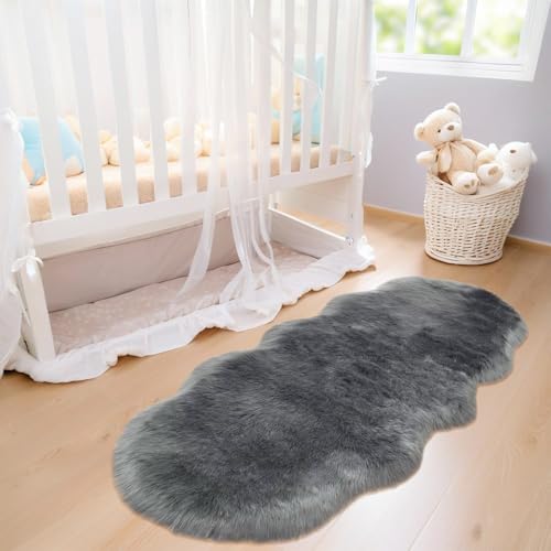 AIMECO kunstfell Teppich Faux Lammfell Schaffell Teppich Flauschiger Haarig Wohnzimmer Deko Weicher Fell Carpet für Stühle Sofa Schlafzimmer Kinderzimmer. Dunkelgrau 60 x 140 cm von AIMECO