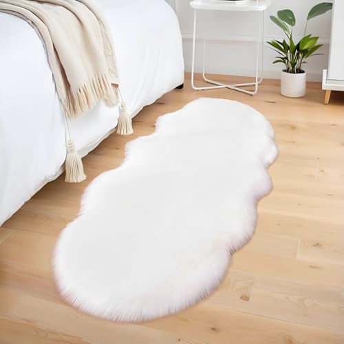 AIMECO kunstfell Teppich Faux Lammfell Schaffell Teppich Flauschiger Haarig Wohnzimmer Deko Weicher Fell Carpet für Stühle Sofa Schlafzimmer Kinderzimmer. Weiß 60 x 160 cm von AIMECO