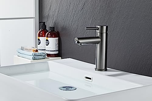 AIYA Bath Design Badarmatur aus Edelstahl - 45 Grad Winkel auslauf | Graphit| Zeitloses und modernes Design aus Dänemark | Einhebelmischer fürs Bad | Waschtischarmatur | Hohe Qualität und Haltbarkeit von AIYA Bath