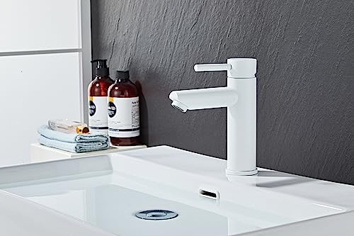AIYA Bath Design Badarmatur aus Edelstahl - 45 Grad Winkel auslauf | Weiß | Zeitloses und modernes Design aus Dänemark | Einhebelmischer fürs Bad | Waschtischarmatur | Hohe Qualität und Haltbarkeit von AIYA Bath