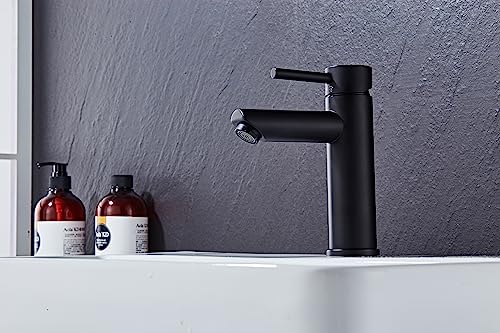 AIYA Bath Design Badarmatur aus Edelstahl - 45 Grad Winkel auslauf | Schwarz | Zeitloses und modernes Design aus Dänemark | Einhebelmischer fürs Bad | Waschtischarmatur | Hohe Qualität und Haltbarkeit von AIYA Bath