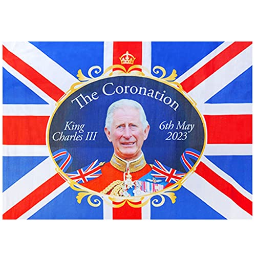 AKH® 85 cm x 60 cm | HM King Charles III Krönungsflagge 2023 | Union Jack Coronation Souvenir Flagge mit Bändern zum Aufhängen | British England Dekorationen Indoor Outdoor Street Partys Deko von AKH