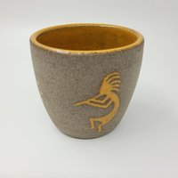 Becher Mit Kokopelli & Sonne - Handgefertigt Aus Keramik Rustikaler Tonbecher 0, 3 L Lebensmittelecht Geschenkidee von AKreativschmiede