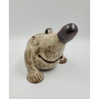 Blumenretter Nasenbär - Handgefertigte Keramikfigur, Halter Für Trockenblumen Oder Stifte, Frostfest von AKreativschmiede