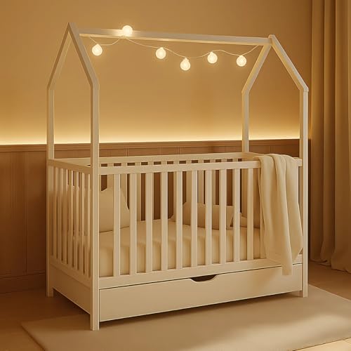 Babybett Ella 60x120 cm aus Massivholz Kiefer Weiß – Höhenverstellbar im Hausdesign, mit Schlupfsprossen, optionaler Schublade & Matratze (Weiß - Schublade + Matratze, 60 x 120 cm) von ALAVYA HOME