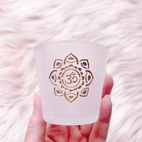 Om Geätztes Glas Votivkerzenhalter, Spirituelles Geschenk, Symbol, Chakra Heilung, Energieschutz, Energiereinigung, Votivkerze von ALCritualshop