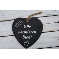 Schiefer Herz Mit Herzen "Wir Vermissen Dich" - Grab Beerdigung Beisetzung Begräbnis Grabgestaltung Bestattung Allerheiligen Idee Deko von ALFotografieGrafik