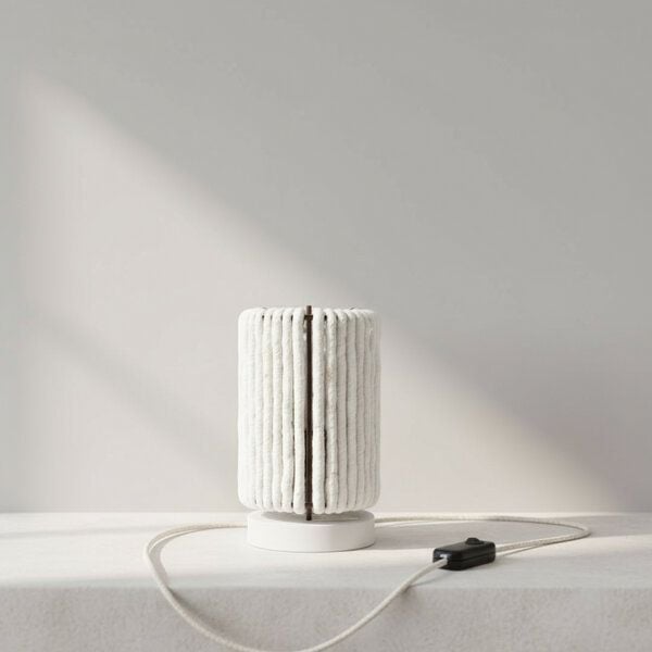 ALMUT von Wildheim Tischlampe mit zylindrischen Schirm aus 100 % Wolle ALMUT von Wildheim Tischlampe mit zylindrischen Schirm aus 100 % Wolle von ALMUT von Wildheim