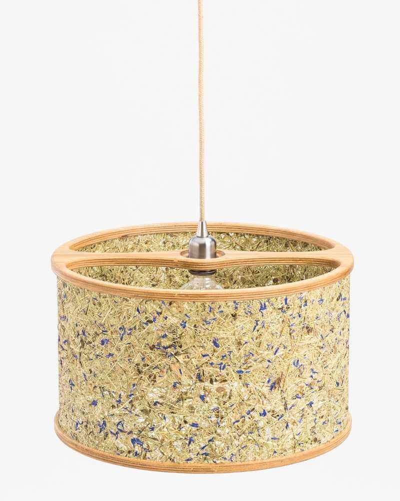 Hängelampe aus Eichenholz und Heu 2610 - Heu mit blauen Kornblumen von ALMUT von Wildheim