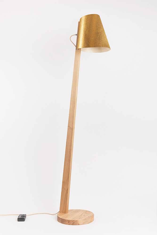 Stehlampe aus Eiche Holz konisch 1411 ALMUT - Ananasfasern von ALMUT von Wildheim
