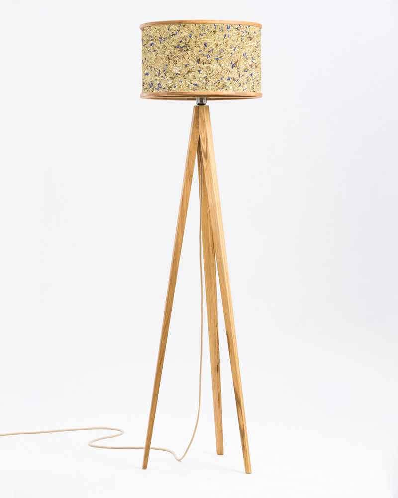 Stehlampe aus Eichenholz und Heu 2610 - Heu mit blauen Kornblumen von ALMUT von Wildheim