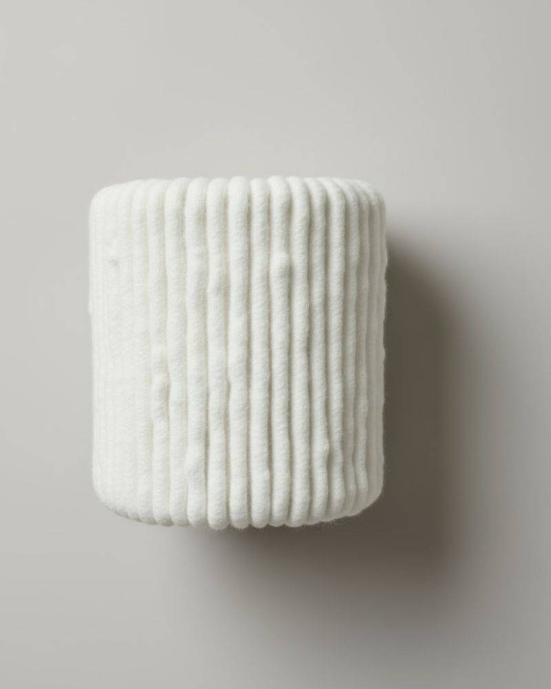 Wandleuchte aus Wolle mit Dual-Fassung aus Keramik von ALMUT von Wildheim