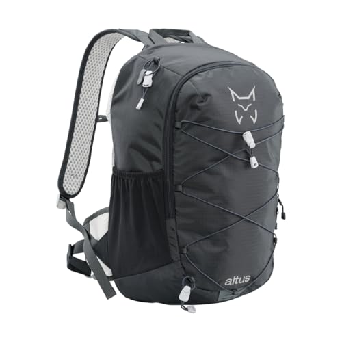 Mochila ideal para excursiones cortas. Elástico frontal porta chaqueta o cualquier prenda que queramos acceder rápidamente. C: ANTRACITA T: U von ALTUS