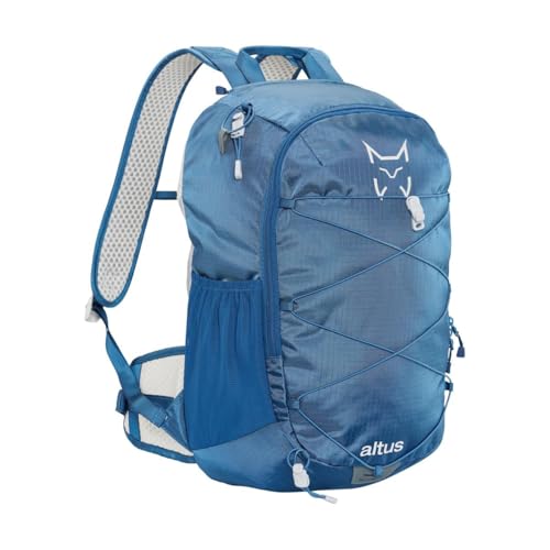 Mochila ideal para excursiones cortas. Elástico frontal porta chaqueta o cualquier prenda que queramos acceder rápidamente. C: AZUL T: U Mochila ideal para excursiones cortas. Elástico frontal porta chaqueta o cualquier prenda que queramos acceder rápidamente. C: AZUL T: U von ALTUS