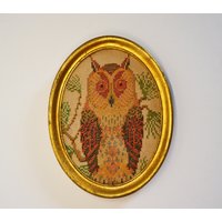Alte Bestickte Eule Kreuzstich, Ovaler Holzrahmen, Goldener Eule, Wanddekoration, Vintage Dekoration von AMAPOLAvintageFinds