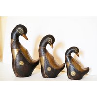 Handgeschnitzte Hölzerne Enten Mit Messingverzierungen - Rustikale Wohnkultur Handgeschnitzte Hölzerne Enten Mit Messingverzierungen - Rustikale Wohnkultur von AMAPOLAvintageFinds