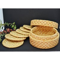 Set Von 6 Rattan Untersetzer, Korb Untersetzer, Neue Vintage Untersetzer, Boho Untersetzer, Runde Untersetzer, Untersetzer Mit Box, Bar Utensilo von AMAPOLAvintageFinds