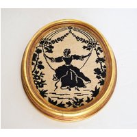 Vintage Box Bestickt Großer Ovaler Kreuzstich Mit Goldenem Rahmen von AMAPOLAvintageFinds