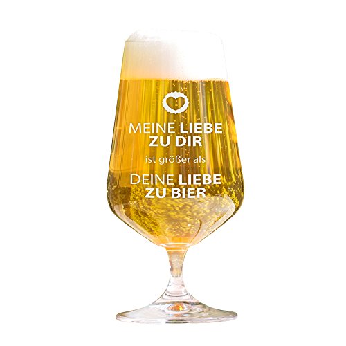 AMAVEL Lustiges Bierglas mit Gravur - Meine Liebe zu dir ist größer als deine Liebe zu Bier – Pilstulpe – Geburtstagsgeschenke – originelle Geschenkideen – Männergeschenke – Füllmenge: 0,4 l von AMAVEL
