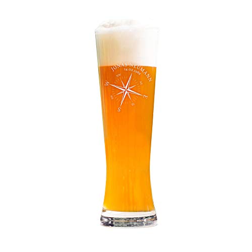 AMAVEL Weizenbierglas mit Gravur, Kompass, Personalisiert mit Namen und Datum, Füllmenge: 0,5 l von AMAVEL