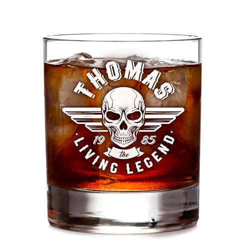 AMAVEL Whiskey Glas mit Gravur, Living Legend Whiskyglas, Personalisiertes Totenkopf Glas mit Namen und Jahreszahl, Whisky Gläser, Whiskey Gläser, Whiskey Geschenke für Männer, Whisky Tumbler von AMAVEL