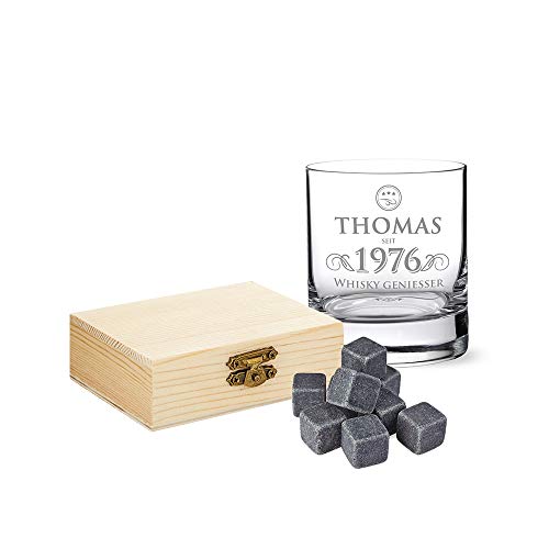 AMAVEL Whiskey Geschenkset, Whiskyglas mit Gravur, Personalisiert mit Namen und Jahreszahl, 9 Wiederverwendbare Kühlsteine mit Holzbox von AMAVEL