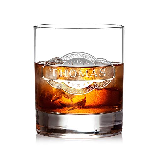 AMAVEL Whiskyglas mit Gravur Banderole, Personalisiert mit Name und Jahreszahl, Tumbler, Whiskeyglas, Graviertes Trinkglas, Füllmenge: 320 ml von AMAVEL