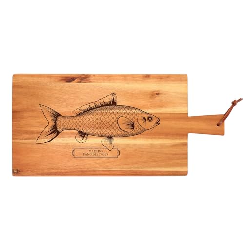 Schneidebrett mit Gravur, Personalisiertes Holz Küchenbrett mit Griff, Holzbrett mit Fisch Motiv und Wunschtext, Geschenk für Angler, Grillbrett, Brotzeitbrett, Hackbrett, Angel Geschenke für Männer von AMAVEL