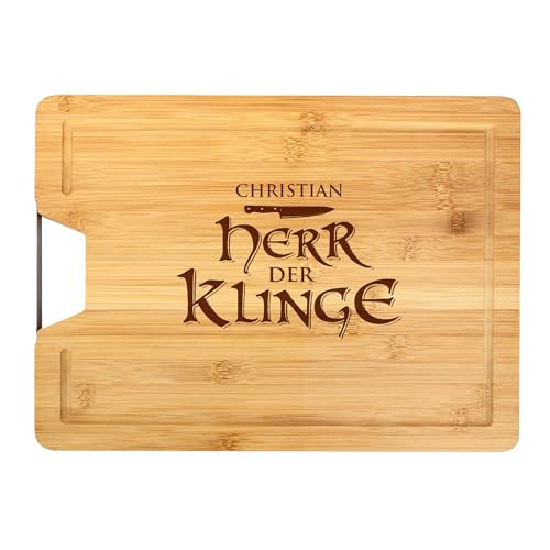 Schneidebrett mit Metallgriff, Grillbrett mit Herr der Klinge Motiv, Personalisiertes Servierbrett mit Name, Holz Küchenbrett, Holzbrett mit Saftrille, Brotzeitbrett, Hackbrett von AMAVEL