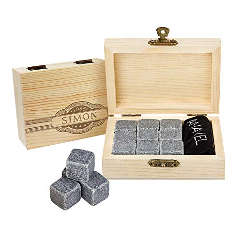 AMAVEL Whiskysteine in Edler Holzbox mit Banderole Gravur, Personalisiert mit Name und Jahr, 9 Geschmacksneutrale Kühlsteine für Whiskey von AMAVEL
