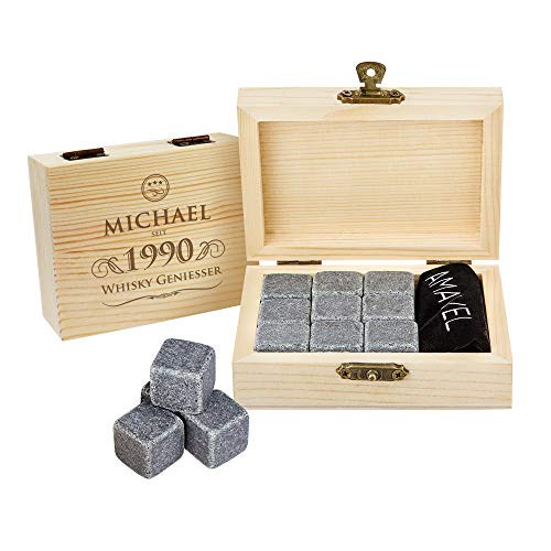 AMAVEL Whiskysteine in Holzbox mit Gravur für Whisky Genießer, Personalisiert mit Namen und Jahr, 9 geschmacksneutrale, Wiederverwendbare Kühlsteine von AMAVEL