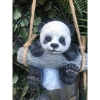 Hängender Panda Am Seil, Baum Hängend, Tierverzierung, Gartendekoration, Panda-Geschenke, Gartengeschenke, Gartenverzierungen von AMAhomeandgarden