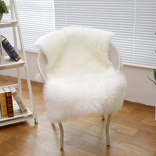 AMFUN Faux Lammfell Schaffell Teppich, Longhair Flauschiger Teppich, Flauschiger Schaffell Lammfell Fellteppich Waschbar, Weicher Fell Carpet für Stühle Sofa Schlafzimmer(Weiß, 60 x 90 cm) von AMFUN