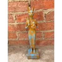 Statue Von Bastet, Der Mit Dem Körper Einer Frau Und Kopf Katze Steht. Handarbeit Mir Made in Ägypten von AMIIDOS