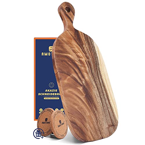 AMOTANG Servierbrett Holz, Holzbrett für Küche, rustikales Küchenbrett, Akazie Holzschneidebrett mit Griff, Frühstücksbrettchen, Brotzeitbrett, Servierplatte set inkl. 2 Untersetzern, 45 x 19 x 1,9 cm von AMOTANG
