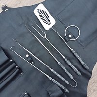 Geschmiedetes Grillbesteck - Pinienzapfen 4-Teilig Handgefertigtes Grill-Zubehör Gabel, Pfannenwender, Zange, Steakwenderhaken Edelstahl, Bbq von AMULETworkshop