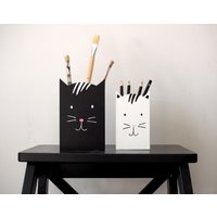Große Oder Kleine Holz Bleistift-Box Cat, Kreide-Box, Bleistifthalter, Kinderzimmer Dekor, Schreibtisch Veranstalter, Schwarz Weiß Katze von ANAMARKOkids