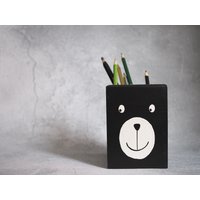 Holz-Bleistift-Halter, Kreide-Box, Bleistift-Box, Kinderzimmer Dekor, Bär Kunst, Von Hand Bemalt, Schwarz Weiß, Schreibtisch Veranstalter, Büro von ANAMARKOkids