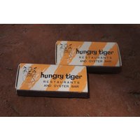 Vintage Paar Hungrige Tiger Restaurants Und Austern Bar Streichholzschachteln von ANTIGOs
