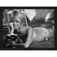 ANY IMAGE Digitaldruck »Brigitte Bardot mit Fotokamera«, Rahmen: Buchenholz, Schwarz von ANY IMAGE