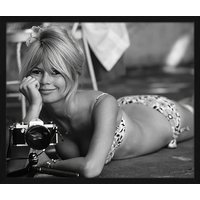 ANY IMAGE Digitaldruck »Brigitte Bardot mit Fotokamera«, Rahmen: Buchenholz, Schwarz von ANY IMAGE