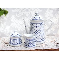 Kaffeeset Kaffeekanne + Zuckertopf Milchkännchen Von Form Marienbad Ingres Weiss Porzellan Weiß-Blau Strohblumen Muster Indisch Blau von ANadelchen