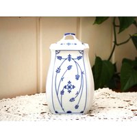 Vintage Vorratsdose Vorratsbehälter Porzellan Weiß Mit Strohblumenmuster Blau Strohmuster Deckeldose von ANadelchen